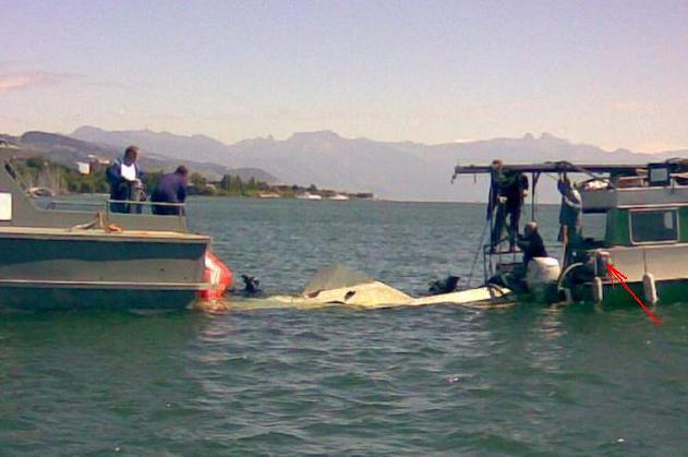 Refloating sunken motorboat